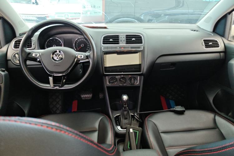 Used Volkswagen Polo 2016 1.6L Automatic Comfort Model Center Console