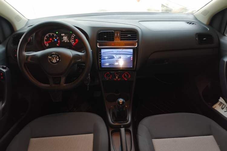 Used Volkswagen Polo 2016 1.4L Manual Fashion Model Center Console