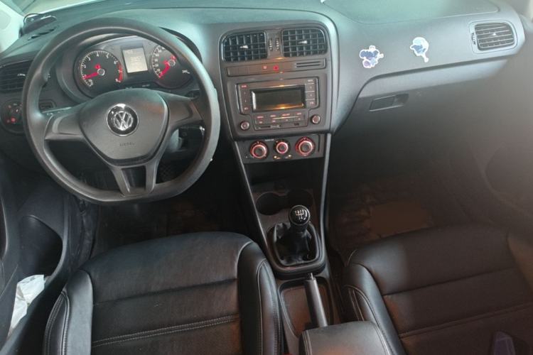 Used Volkswagen Polo 2016 1.4L Manual Fashion Model Center Console