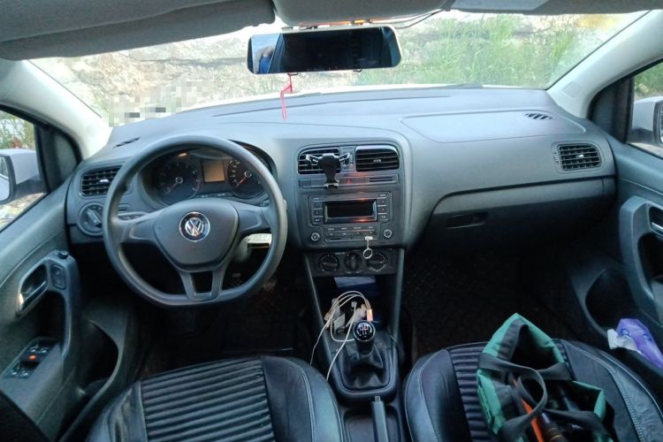 Used Volkswagen Polo 2016 1.4L Manual Fashion Model Center Console