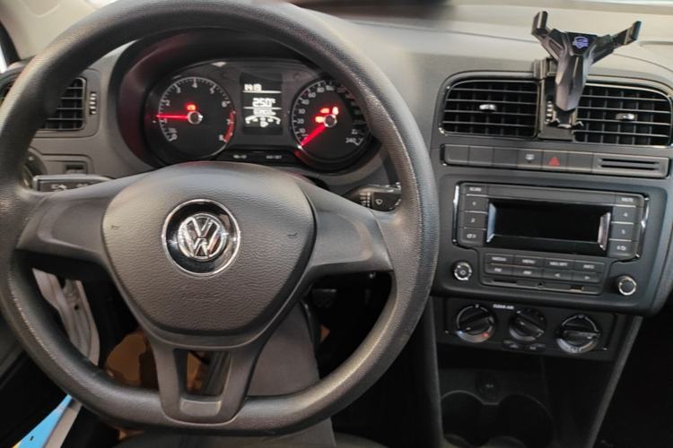 Used Volkswagen Polo 2016 1.4L Manual Fashion Model Center Console