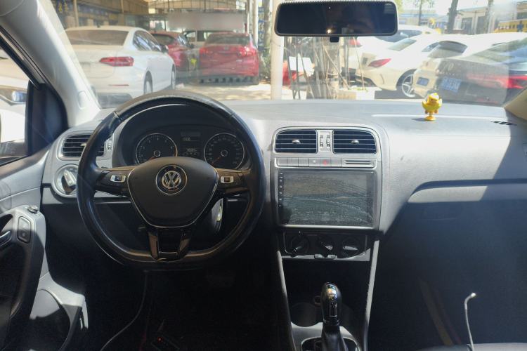 Used Volkswagen Polo 2016 1.6L Automatic Comfort Model Center Console