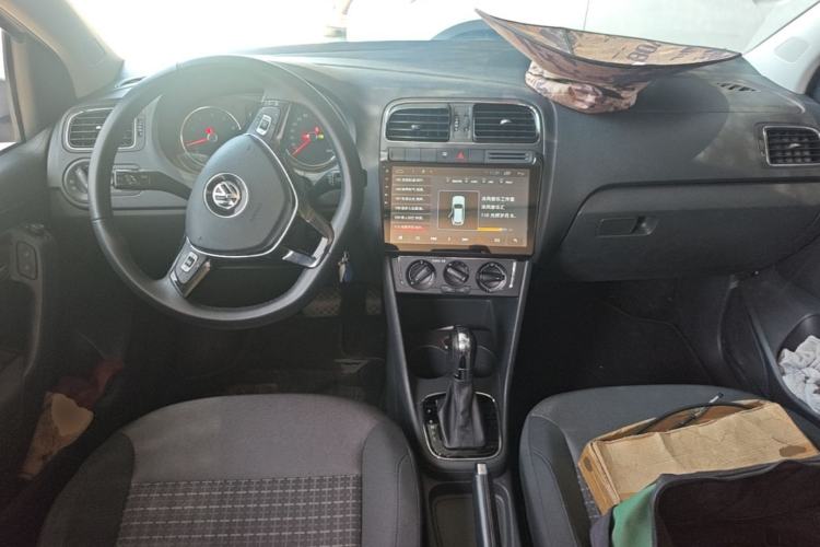 Used Volkswagen Polo 2016 1.6L Automatic Comfort Model Center Console