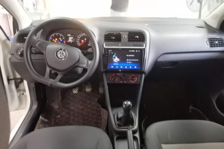 Used Volkswagen Polo 2016 1.4L Manual Fashion Model Center Console