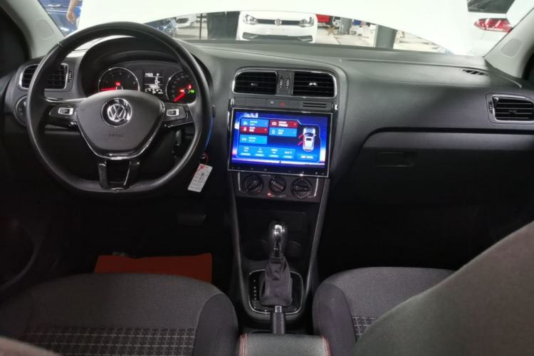 Used Volkswagen Polo 2016 1.6L Automatic Comfort Model Center Console