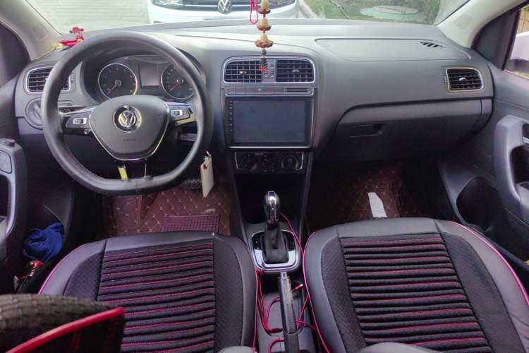 Used Volkswagen Polo 2016 1.6L Automatic Comfort Model Center Console