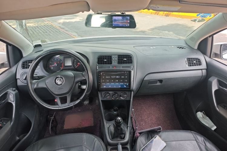 Used Volkswagen Polo 2016 1.4L Manual Fashion Model Center Console