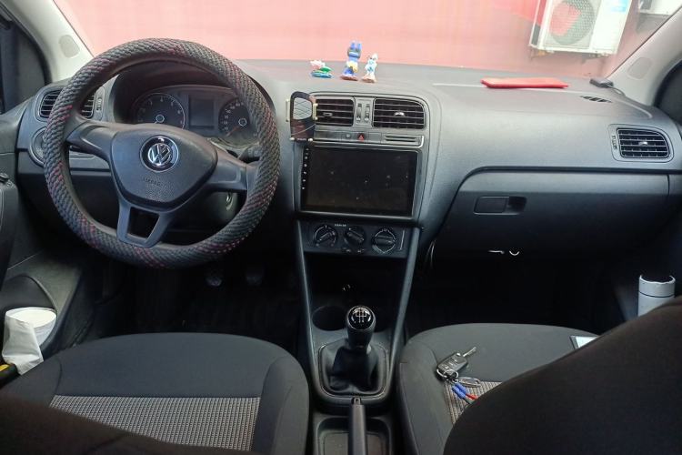 Used Volkswagen Polo 2016 1.4L Manual Fashion Model Center Console