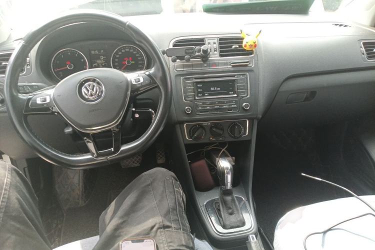 Used Volkswagen Polo 2016 1.6L Automatic Comfort Model Center Console