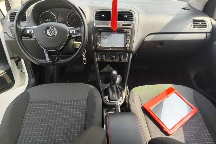 Used Volkswagen Polo 2016 1.6L Automatic Comfort Model Center Console