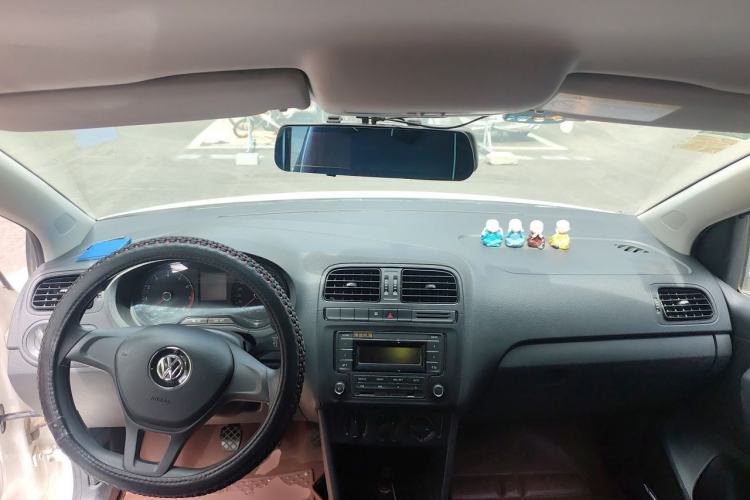 Used Volkswagen Polo 2016 1.4L Manual Fashion Model Center Console