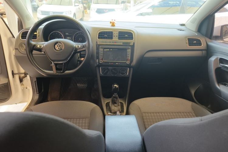 Used Volkswagen Polo 2016 1.6L Automatic Comfort Model Center Console