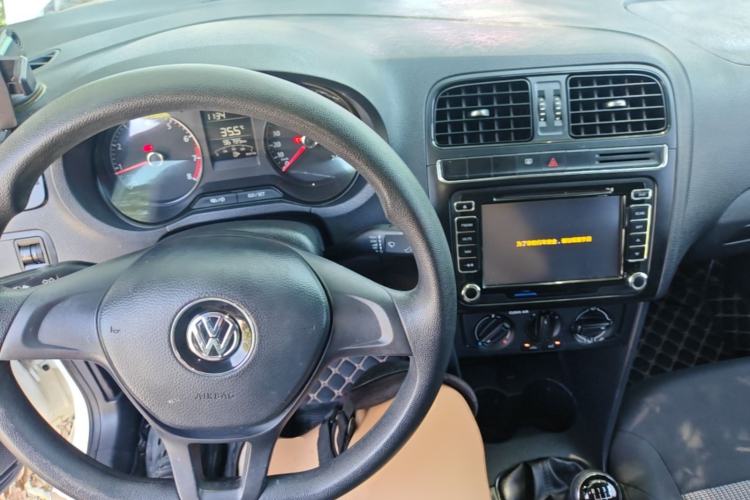 Used Volkswagen Polo 2016 1.4L Manual Fashion Model Center Console