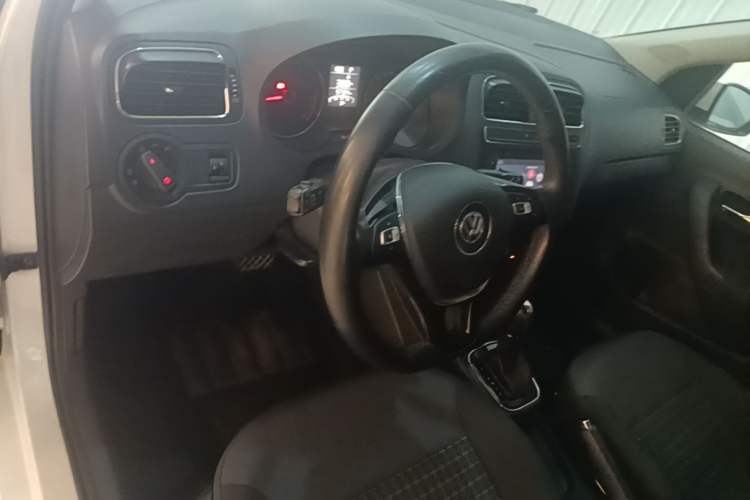 Used Volkswagen Polo 2016 1.6L Automatic Comfort Model Center Console