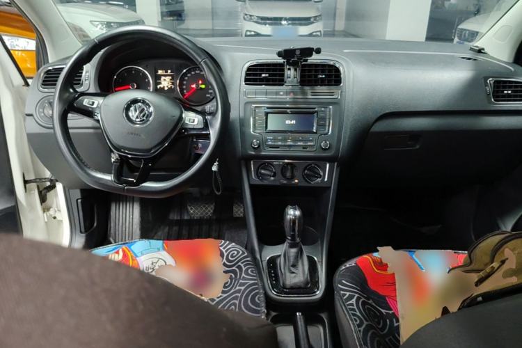 Used Volkswagen Polo 2016 1.6L Automatic Comfort Model Center Console