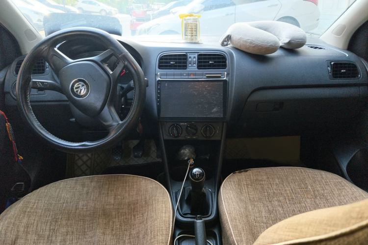Used Volkswagen Polo 2016 1.4L Manual Fashion Model Center Console