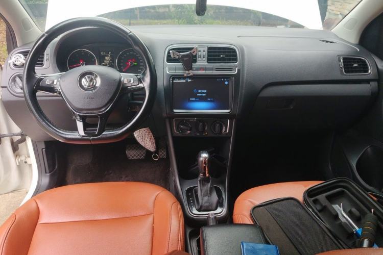 Used Volkswagen Polo 2016 1.6L Automatic Comfort Model Center Console
