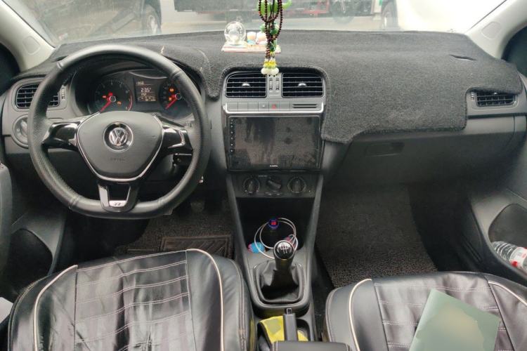 Used Volkswagen Polo 2016 1.4L Manual Fashion Model Center Console
