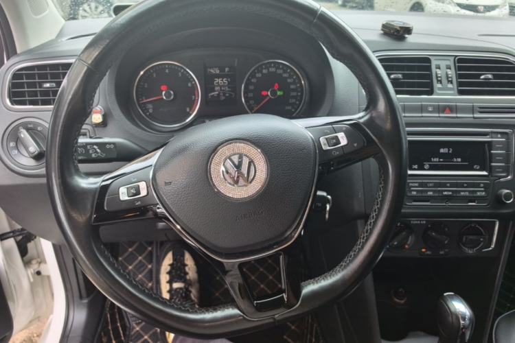 Used Volkswagen Polo 2016 1.6L Automatic Comfort Model Center Console