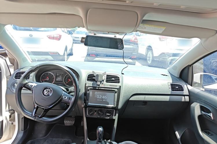Used Volkswagen Polo 2016 1.6L Automatic Comfort Model Center Console
