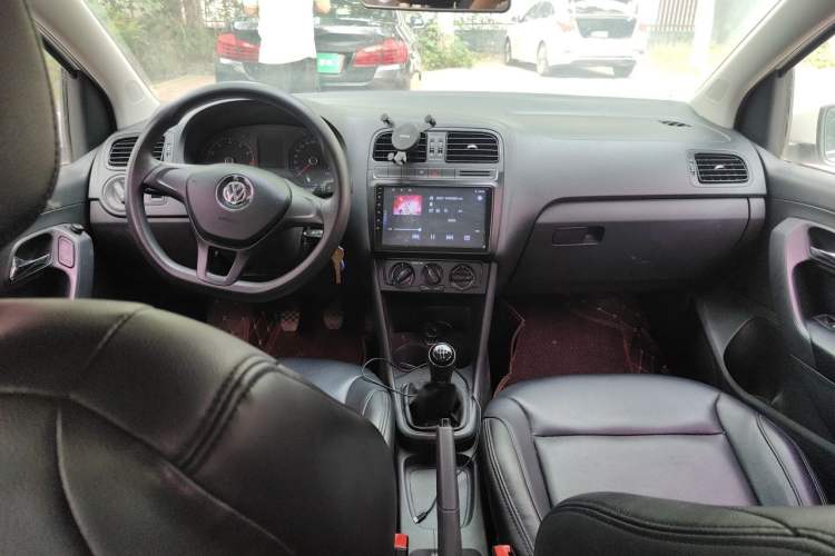Used Volkswagen Polo 2016 1.4L Manual Fashion Model Center Console