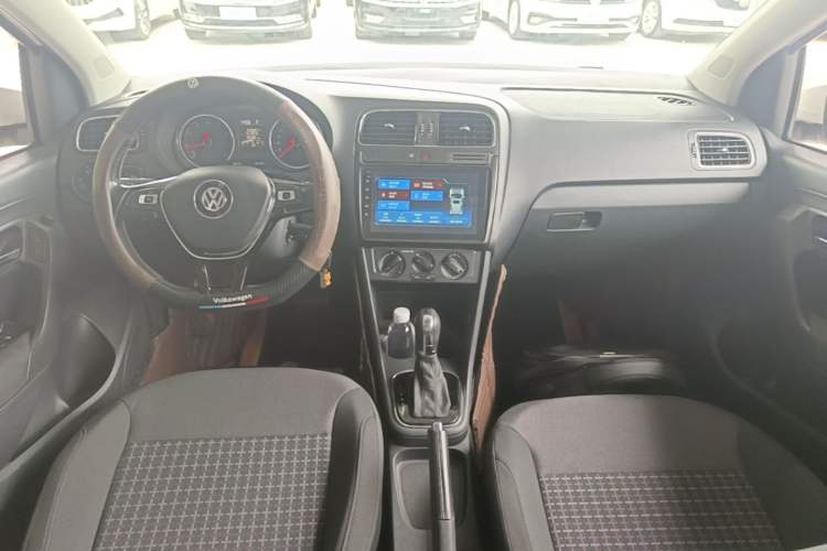 Used Volkswagen Polo 2016 1.6L Automatic Comfort Model Center Console