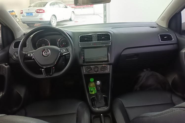Used Volkswagen Polo 2016 1.6L Automatic Comfort Model Center Console