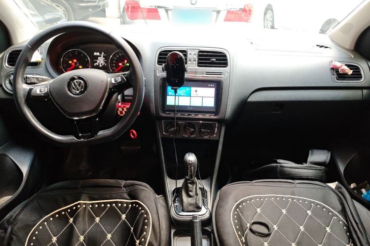 Used Volkswagen Polo 2016 1.6L Automatic Comfort Model Center Console