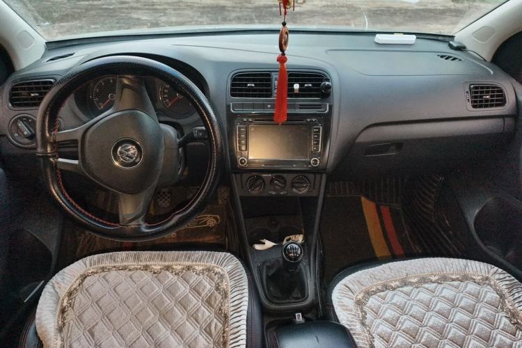 Used Volkswagen Polo 2016 1.4L Manual Fashion Model Center Console