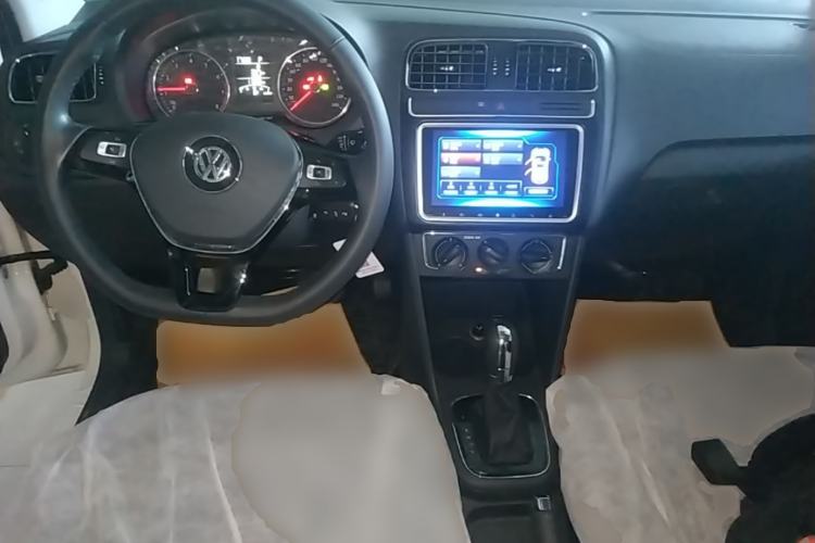 Used Volkswagen Polo 2016 1.6L Automatic Comfort Model Center Console