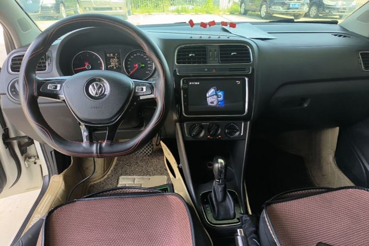 Used Volkswagen Polo 2016 1.6L Automatic Comfort Model Center Console