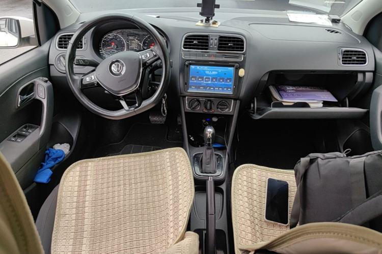 Used Volkswagen Polo 2016 1.6L Automatic Comfort Model Center Console