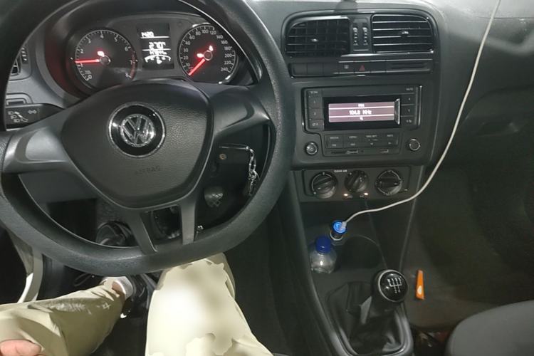 Used Volkswagen Polo 2016 1.4L Manual Fashion Model Center Console