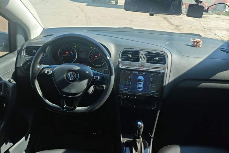 Used Volkswagen Polo 2016 1.6L Automatic Comfort Model Center Console