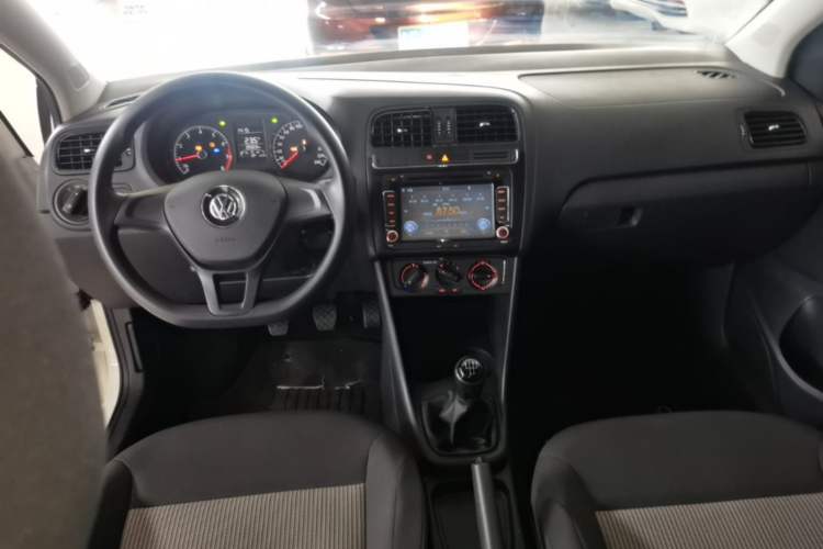 Used Volkswagen Polo 2016 1.4L Manual Fashion Model Center Console