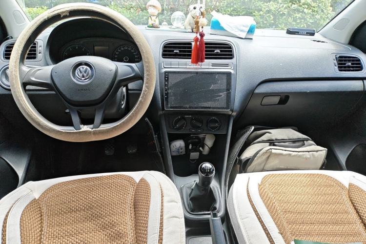 Used Volkswagen Polo 2016 1.4L Manual Fashion Model Center Console