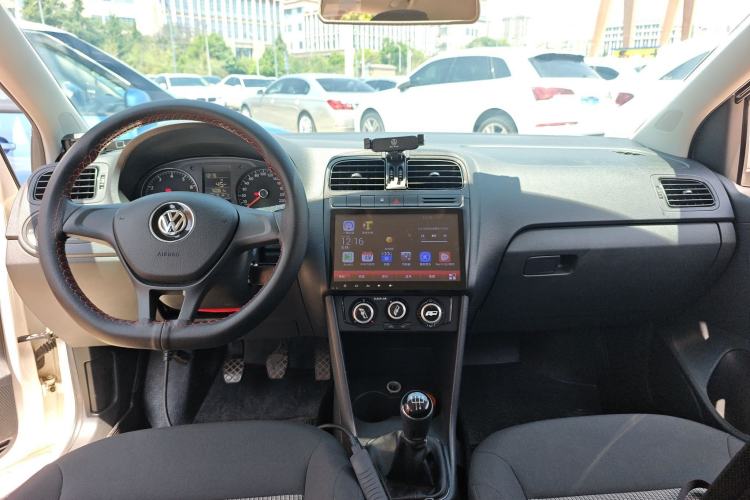 Used Volkswagen Polo 2016 1.4L Manual Fashion Model Center Console