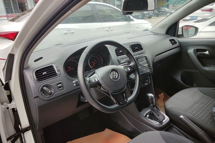 Used Volkswagen Polo 2016 1.6L Automatic Comfort Model Center Console