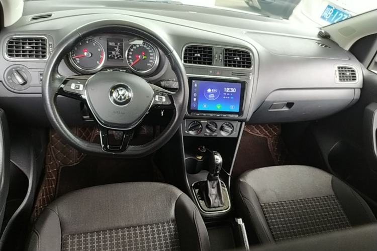 Used Volkswagen Polo 2016 1.6L Automatic Comfort Model Center Console