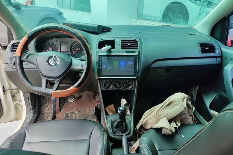 Used Volkswagen Polo 2016 1.4L Manual Fashion Model Center Console
