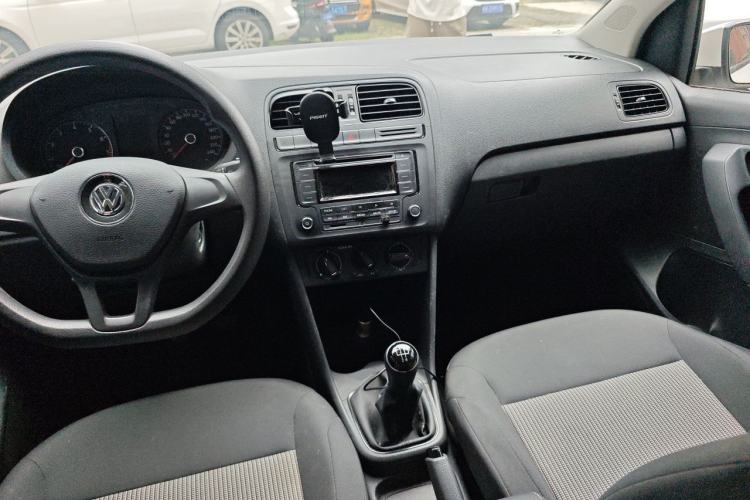 Used Volkswagen Polo 2016 1.4L Manual Fashion Model Center Console