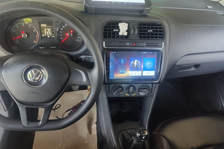 Used Volkswagen Polo 2016 1.4L Manual Fashion Model Center Console