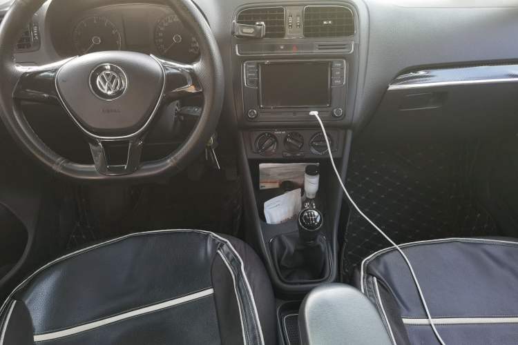 Used Volkswagen Polo 2016 1.4L Manual Fashion Model Center Console
