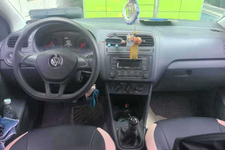 Used Volkswagen Polo 2016 1.4L Manual Fashion Model Center Console