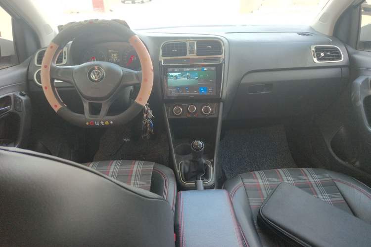 Used Volkswagen Polo 2016 1.4L Manual Fashion Model Center Console