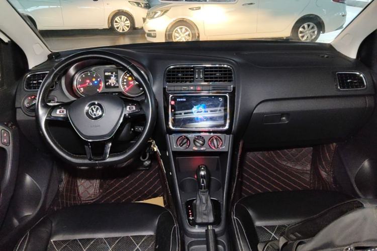 Used Volkswagen Polo 2016 1.6L Automatic Comfort Model Center Console