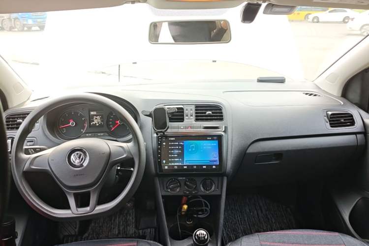 Used Volkswagen Polo 2016 1.4L Manual Fashion Model Center Console