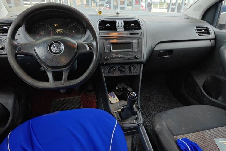Used Volkswagen Polo 2016 1.4L Manual Fashion Model Center Console