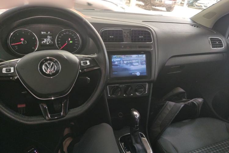Used Volkswagen Polo 2016 1.6L Automatic Comfort Model Center Console