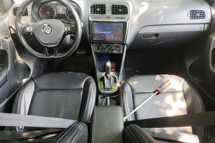 Used Volkswagen Polo 2016 1.6L Automatic Comfort Model Center Console